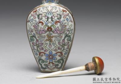 图片[3]-Porcelain famille-rose snuff bottle with a winding branch-and-blossom decoration, Qing dynasty, Jiaqing reign (1796-1820)-China Archive